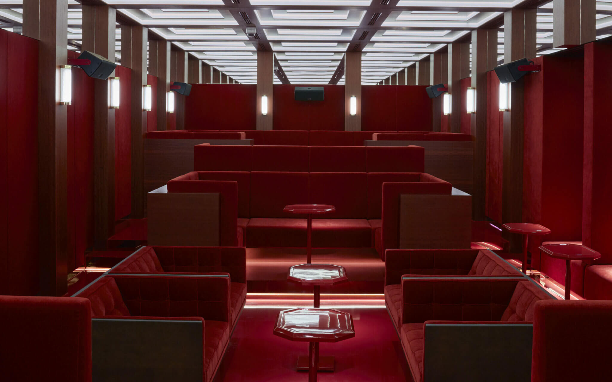 roomers-munich-red-event-room-01-2048x1280