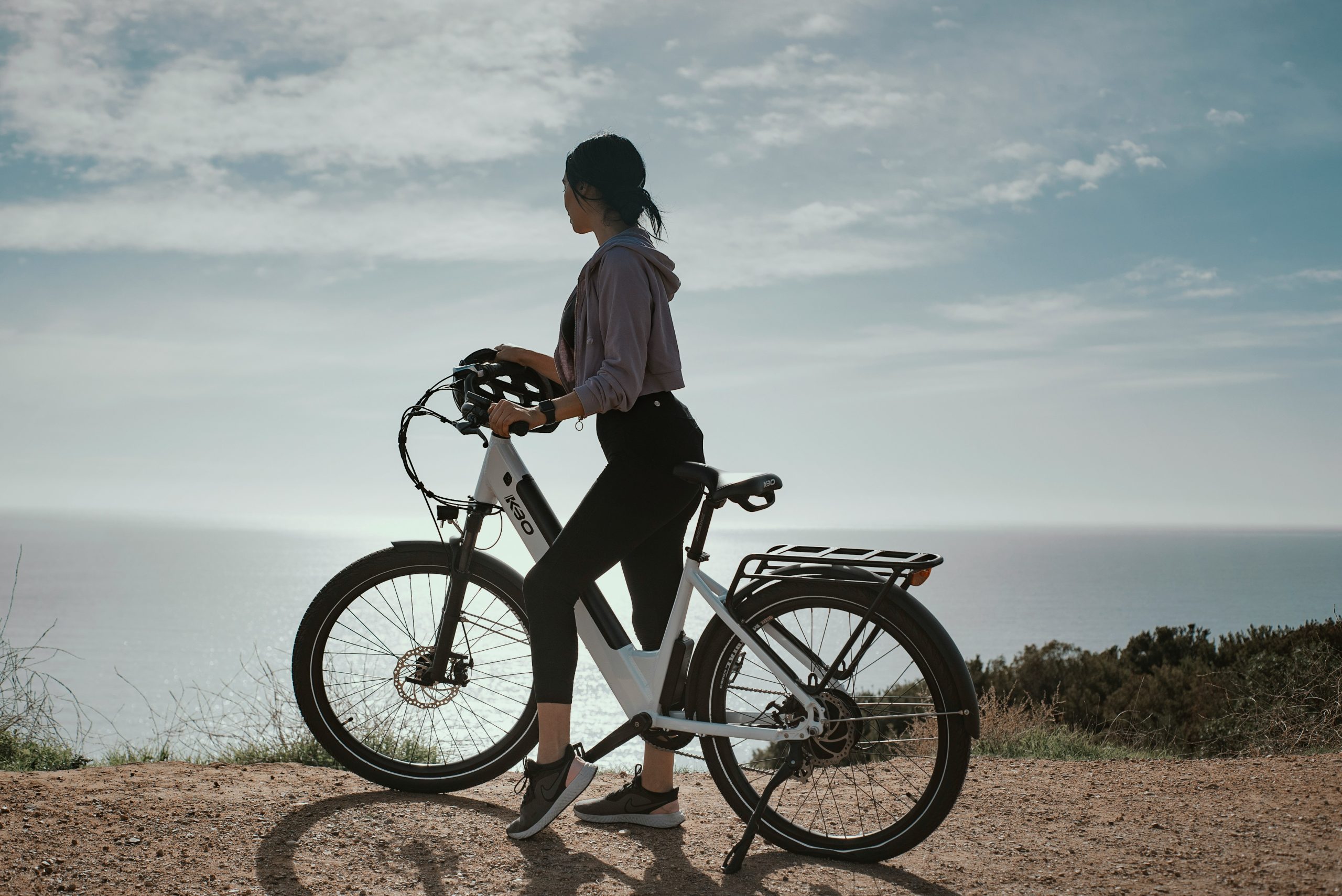 kbo-bike-bPmQguvBMLs-unsplash Paddleboard Yoga Cascais - Sup com Alma
